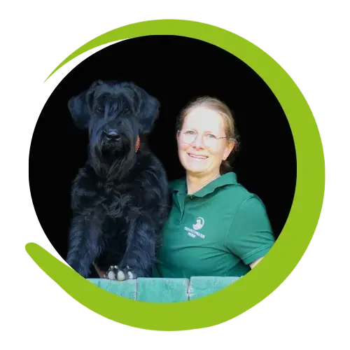 Denise Weier Bakum Praxisinhaberin der Tierarztpraxis Weier mit Hund